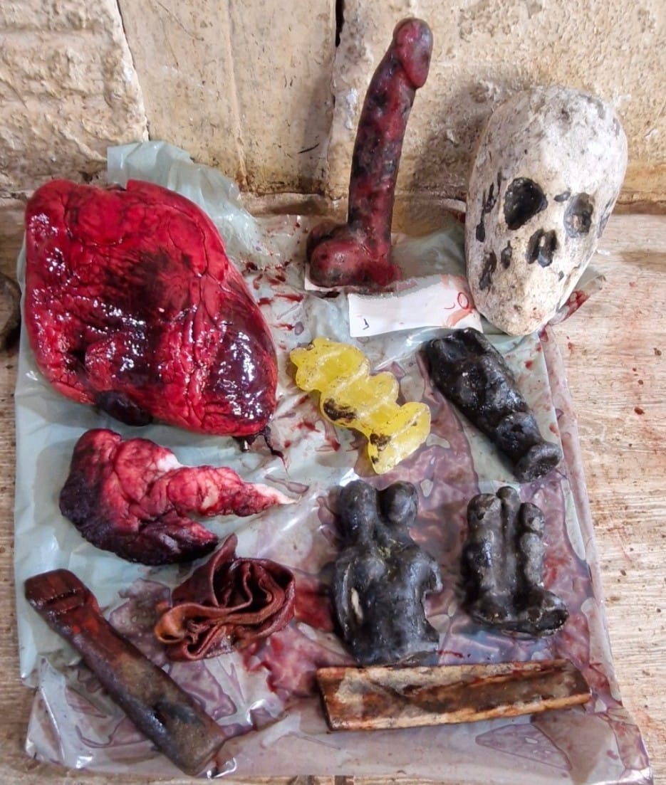 Exemple d'objets retirés lors d'un nettoyage spirituel avec du coton